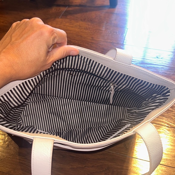 Kate Spade New York
Leather Tote - Picture 11 of 12